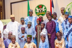 President Muhammadu Buhari and Vice President, Yemi Osinbajo with children who came to pay Eid-El-Fitr Homage at the State House.