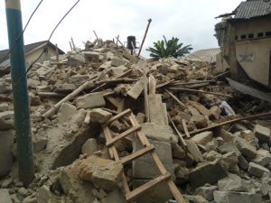 Collapsed two-storey building in Warri – photo NAN
