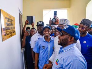 Asuku commissioning the cottage hospital donated by Kingsley Fanwo
