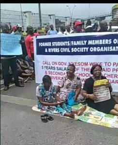 A cross section of teachers of Demonstration Schools owed 5 years salaries by Rivers State Government occupy gate of Govt. House,, Port Harcourt.