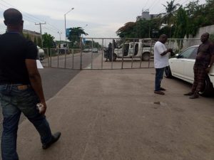 Barricade at APC party Secretariat in Lagos