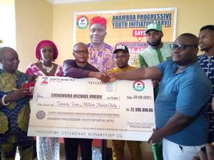 Anambra Progressives Youth Initiative presenting the N22 million cheque to Chukwuma Umeoji, at his campaign office