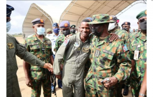 FL Abayomi Dairo with military chiefs after he was rescued: Buhari hails him for his gallantry