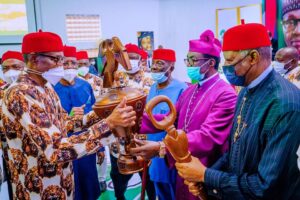 Igbo leaders presenting gift to Buhari during his visit to Imo State