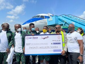 Air Peace boss, Allen Onyema presenting cheque for the N20m to Super Eagles