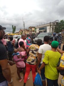 Edo Police commissioner pacifying the angry people