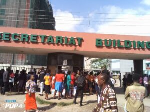 Civil servants and others locked out of Edo State Secretariat over lack of proof of COVID-19 vaccination