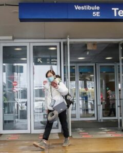 A passenger wearing a mask, amid the health threat of novel coronavirus, arrives on a direct flight from China at Chicago’s O’Hare airport in Chicago, Illinois, U.S., Jan. 24, 2020. REUTERS/Kamil Krzaczynski/File Photo.