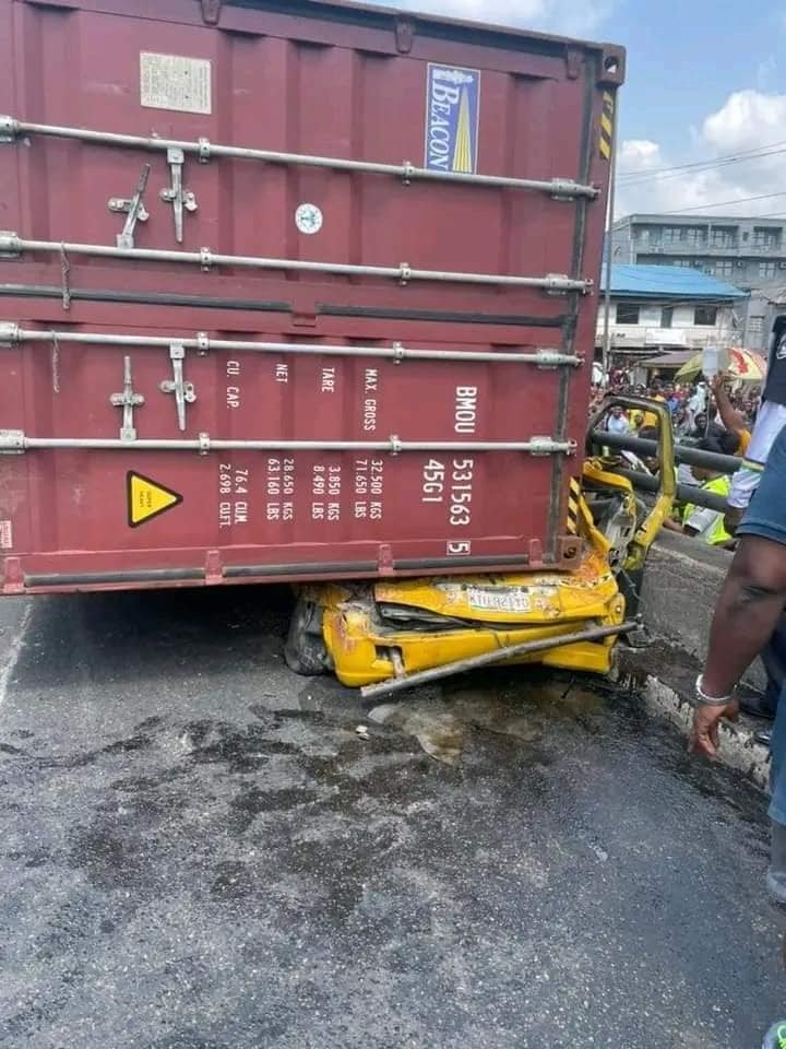 The truck that fell on bus killing eight people in Lagos