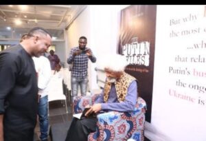 Soyinka autographing the book Putin Files at the event