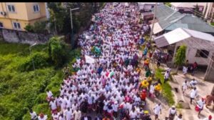 The surging crowd of residents who welcomed Governor Siminalayi Fubara at Koniju Town,Okrika in Okrika local government area.