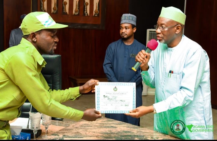 Jigawa: Governor Namadi honours two outstanding Corps members - - Vimarsana News