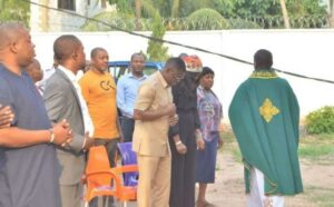 . Deputy Governor, Edo-State, Phillip Shaibu, wife, workers and Rev Fr Emmanuel Egejuru observing mass on an open field at the new deputy gov’s office on Tuesday