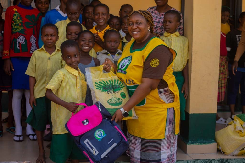 O.B. Lulu-Briggs Foundation Delights 3,000 Pupils, 800 Teachers at Christmas - - Vimarsana News