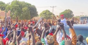 Mammoth crowd greets Governor Yusuf's convoy at Zaria on his way from Abuja to Kano on Sunday