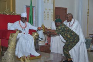 Brig.-Gen Oduyebo presenting a plaque to Oba Ewuare II