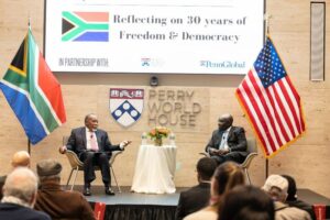 President Motlanthe explains a point to Adebanwi, photo by Eddy Marenco.j.jpg