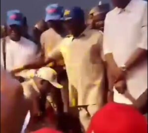Philip Shaibu, kneeling, and Oshoomhole