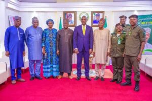 Gov. Abdullahi Sule(m) flanked by officials of the NPS and Nasarawa State.jpg