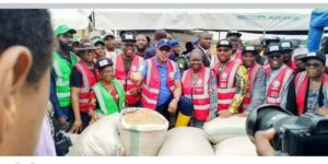 Governor Abiodun inspecting the rice harvested frrom Magboro.jpg