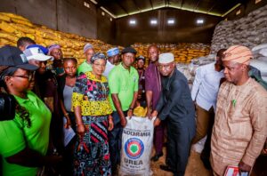 Governor Oyebanji and Ekiti government officials during the fertilizer distribuition.jpg
