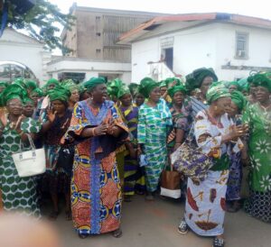 The market women at the Benin palace ground.jpg