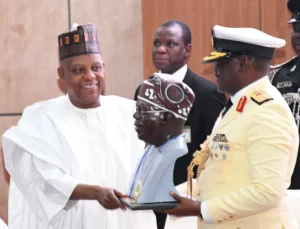Vice President Kashim Shettima (L), receiving President Bola Ahmed Tinubu Statu from the Commandant, National Defence College (NDC), Rear Admiral Olumuyiwa Olotu during NDC Course 32 Graduation Ceremony at the NDC Headquarters in Abuja on Friday (23/08/2024).