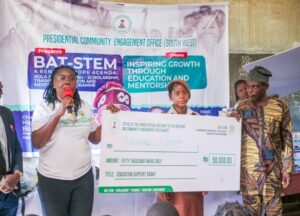 Moremi Ojudu, Senior Special Assistant to the President on Community Engagement (South-West), awarding scholarships to students of Baptist Grammar School, Ajaawa, Oyo State.