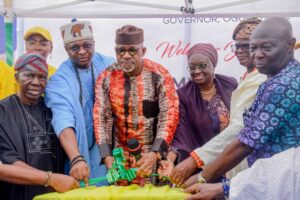 L-R: Former Deputy Governor of Ogun State, Senator Gbenga Kaka; Olofin of Isheri, Oba Sulaimon Bamgbade; Ogun State Governor, Prince Dapo Abiodun; his deputy, Engr. Noimot Salako-Oyedele; the Olu of Ilaro and Chairman, Ogun State Council of Obas, Oba Kehinde Olugbenle and the Commissioner for Works and Infrastructure, Engr. Ade Akinsanya during the commissioning of the 4.65 kilometres Ojodu Abiodun-Denro-Ishasi-Akute road in Ifo Local Government Area on Friday.