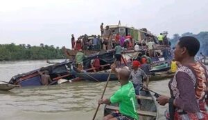 File photo. Boat capsizes on River Niger.jpg
