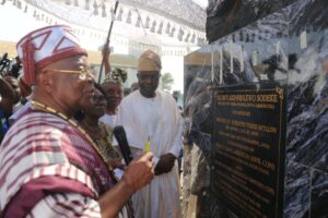 Oba Adedotun Gbadebo unveiling the statue.jpg