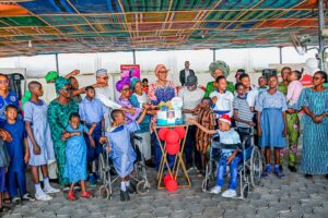 Dr. (Mrs.) Olayemi Oyebanji and the beneficiaries.jpg