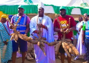 Ooni Ogunwusi, centre, holding casava tubers harvested from Agbeyewa Farms.jpg