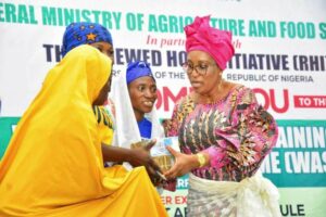 Wife of the Deputy Gov., Sheila Akabe performs the symbolic handover of cash to some beneficiaries