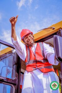 Governor Yusuf flagging-off the reconstruction of Zungeru Road