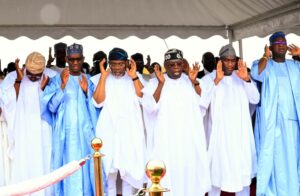 File. Ribade, Gbajabiamila, Tinubu, Hamzat, Fashola praying