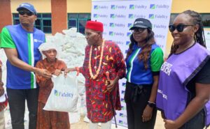 L-R: The Branch Leader, Trans-Amadi 1 Port Harcourt, Bob Anyanwu Representing the Regional Bank Head Rivers and Bayelsa 1 & South Commercial, Ibisiki Eretoru; one of the beneficiaries of the Food Bank Donation, Ogechi Friday; The Clan Head, Ozuzu Etche, HRH Eze Josiah Nwagwu; the Team Lead, CSR, Fidelity Bank Plc, Victoria Abuka; and the CEO, Reach Nigeria Foundation, Benedicta Ebi; during the Fidelity Food Bank Distribution in Ihie Community, Etche Local Government Area of Rivers State recently.