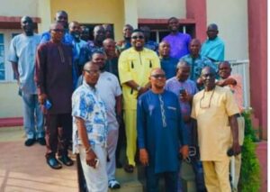 Juwon Olorunnipa in a group photograph with journalists