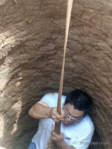 A professional miner demonstrating during the tour
