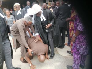 Fayose. Emotioally overwhelmed when he had the verdict of not guilty2