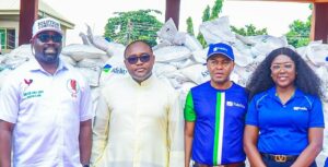 L-R: Chairman, Awka South Local Government Area, Chinedu Okafor; Chancellor, Catholic Diocese of Awka, Reverend Charles Ndubuisi; Regional Bank Head, Awka, Fidelity Bank Plc, Dr. Nosa Orumwense; and Team Lead, Corporate Social Responsibility (CSR), Fidelity Bank Plc, Victoria Abuka; at the Fidelity Food Bank distribution event held in Awka, Anambra State recently.
