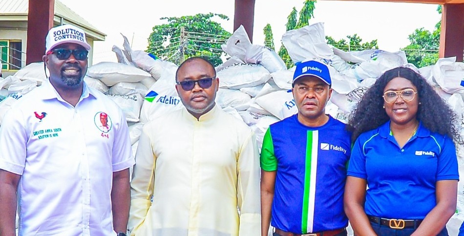 L-R: Chairman, Awka South Local Government Area, Chinedu Okafor; Chancellor, Catholic Diocese of Awka, Reverend Charles Ndubuisi; Regional Bank Head, Awka, Fidelity Bank Plc, Dr. Nosa Orumwense; and Team Lead, Corporate Social Responsibility (CSR), Fidelity Bank Plc, Victoria Abuka; at the Fidelity Food Bank distribution event held in Awka, Anambra State recently.
