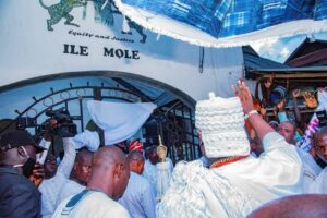 Ooni Ogunwusi about to enter Ile Mole for his seven-dayu seclusion