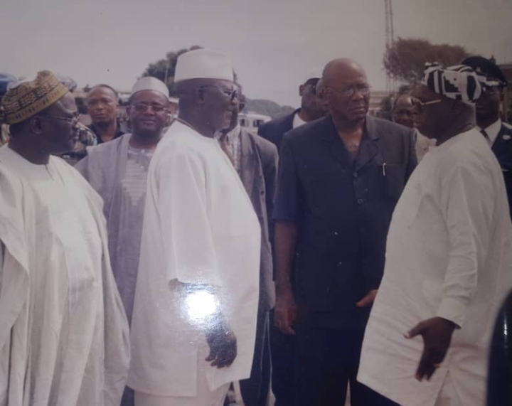 Late President Tejan Kabbah, in dark French suit, giving final instructions to his cabinet ministers. Former Nigerian High Commissioner, Policarp Aziwe on the far left, with Chief Tony Chinyere on his left at the back