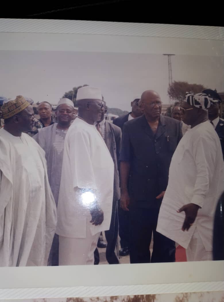 Late President Tejan Kabbah, in dark French suit, giving final instructions to his cabinet ministers. Former Nigerian High Commissioner, Policarp Aziwe on the far left, with Chief Tony Chinyere on his left at the back