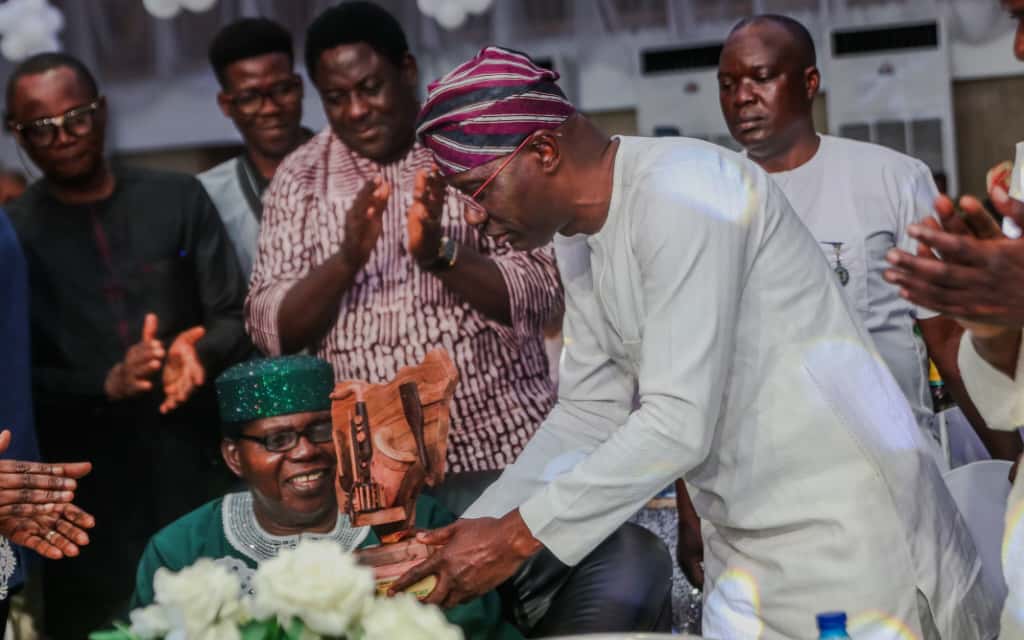Governor of Lagos State, Babajide Sanwo-Olu, presenting the Àríyá Èkó Timeless Contributions Award to Evang. (Prof) Ebenezer Obey, during Àríyá Èkó Independence Music Festival, held on Sunday, October 5th, 2025 in Lagos.