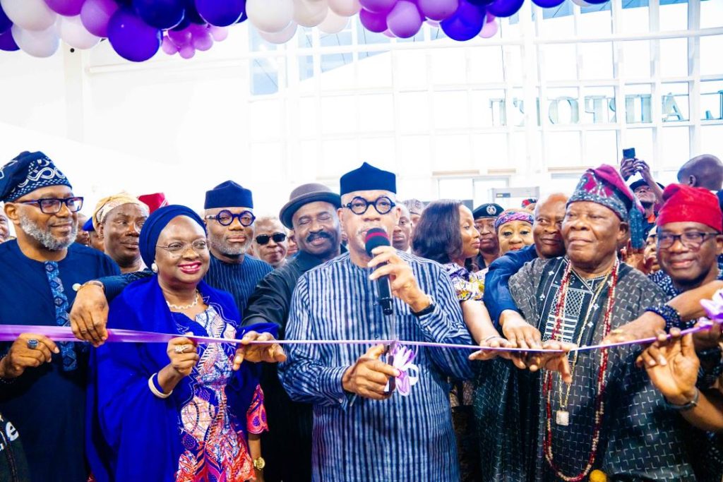 L-R: Commissioner for Transportation, Engr. Gbenga Dairo; Ogun State Deputy Governor, Engr. Noimot Salako-Oyedele; Governor Dapo Abiodun; Chairman/CEO, Value Jet, Mr Kunle Soname and the Olofin of Ilishan-Remo, Oba (Dr) Micheal Sonuga; Head of Service, Mr. Kehinde Onasanya, during the cutting of the tape commemorating the inaugural flight at the Gateway International Airport, Ilishan Remo, on Tuesday.