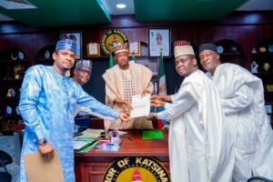 Governor Radda with other government officials displaying the 2025 supplementary budget