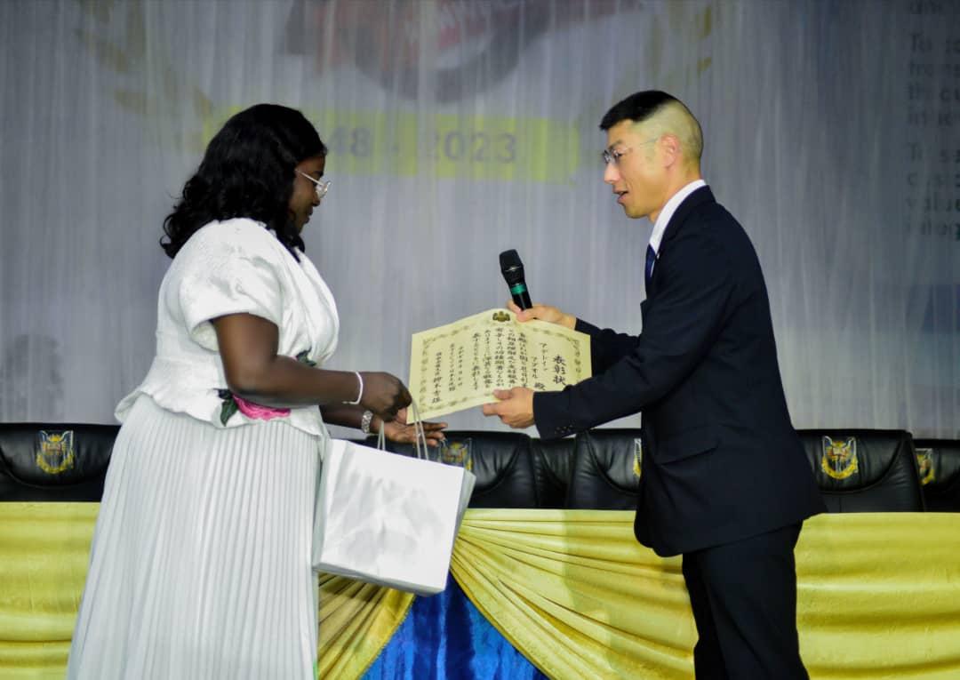 Mr Shin Honda presenting the award to Prof Aguoru