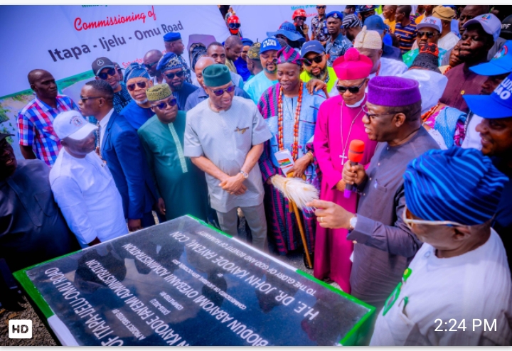 Dr Fayemi and Governor Oyebanji at Ijelu-Ekiti during the commissioning of the newly constructed Itapa-Ijelu-Omu road, as part of activities marking the third anniversary of the Oyebanji administration.
